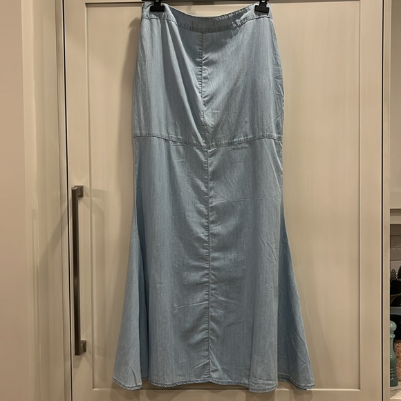 Midi length chambray lyocell skirt with long front split - made in Brazil - Picture 6 of 11